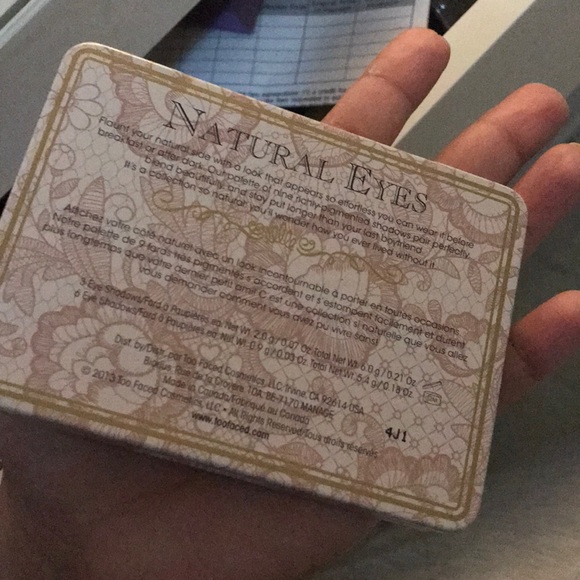 Eyeshadow pallet - Picture 3 of 3